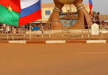 Hideux spectacle de drapeaux russes qui flottent fièrement dans les carrefours des villes et villages du Burkina Faso.