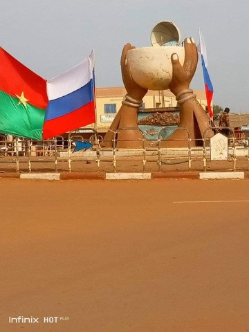 Hideux spectacle de drapeaux russes qui flottent fièrement dans les carrefours des villes et villages du Burkina Faso.